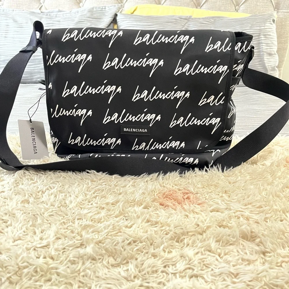 New Authentic BALENCIAGA Explorer Logo Script Messenger Bag
